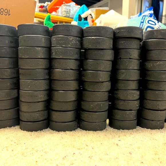 (20) Used Hockey Pucks - Picture 1 of 2